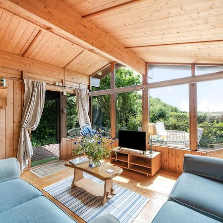 Scandinavian Style Lodge In Rock Уэйдбридж Экстерьер фото